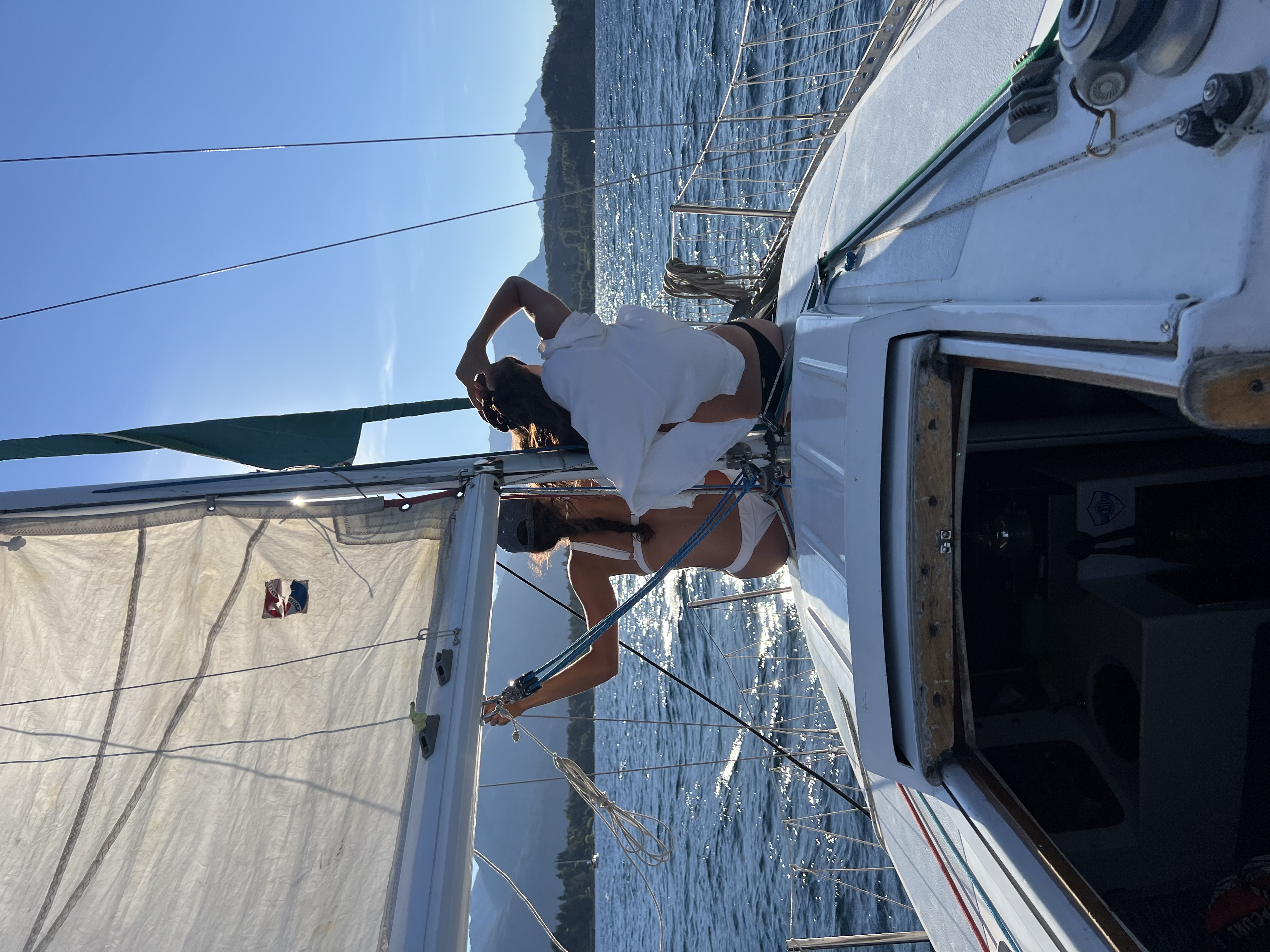 Pasajeros navegando en velero por el lago Nahuel Huapi