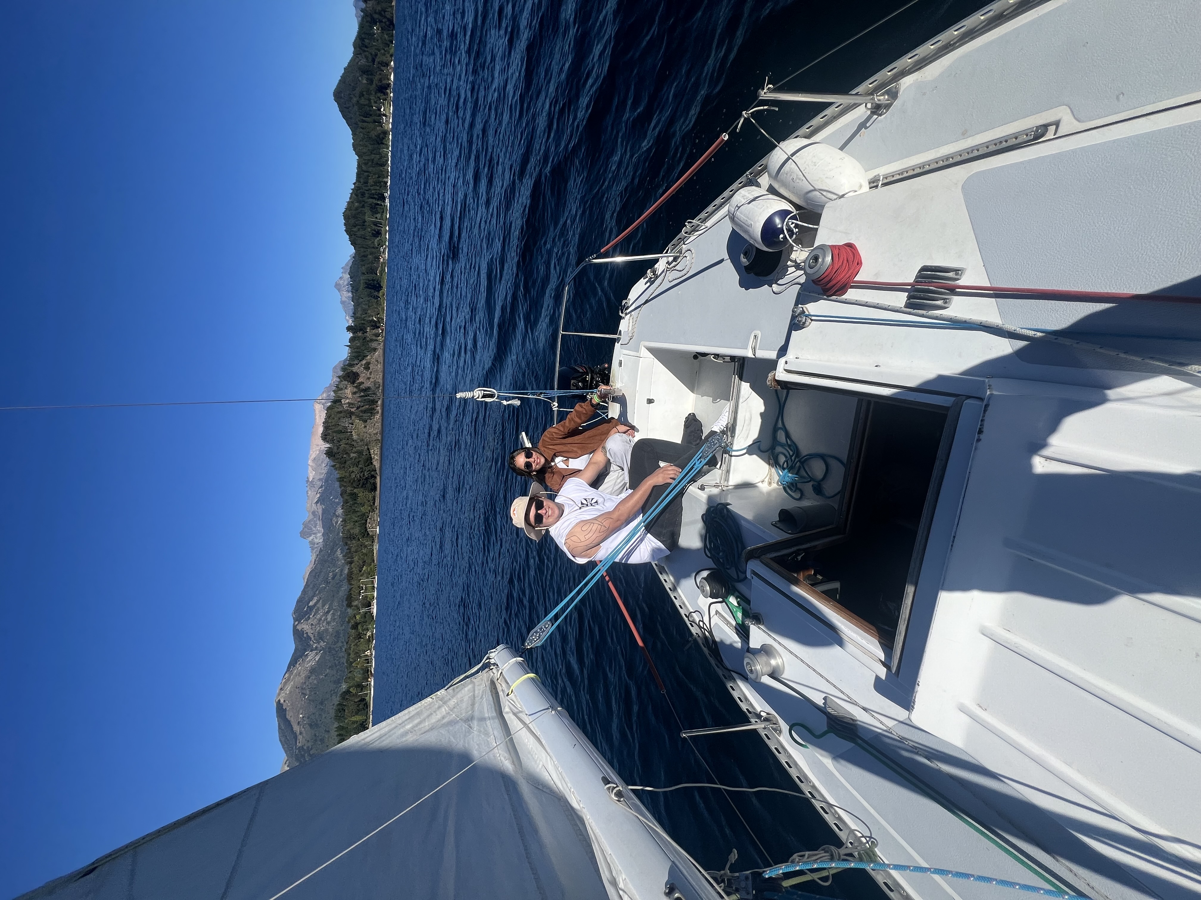 Pareja disfrutando una salida privada en velero