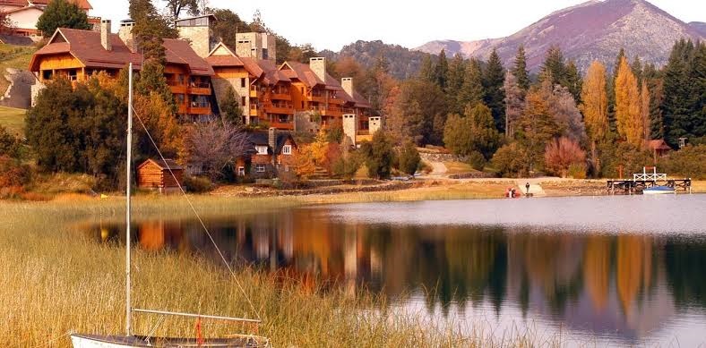 Lago rodeado de bosque