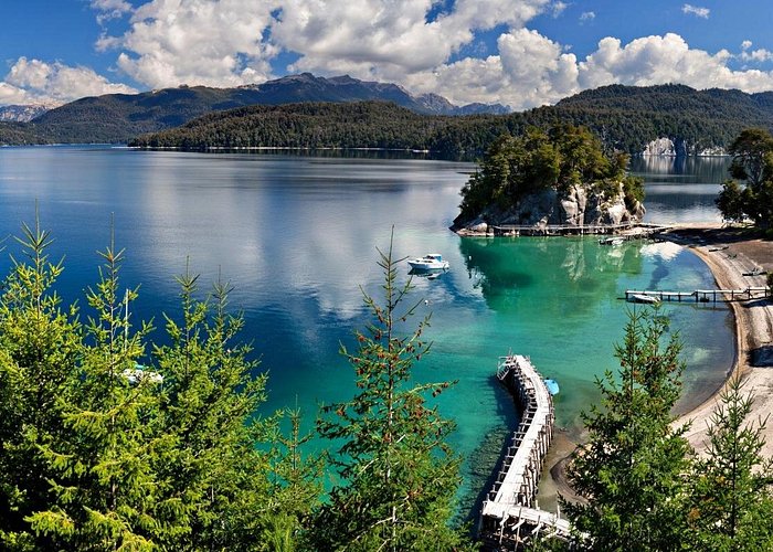 Lago patagónico y montañas